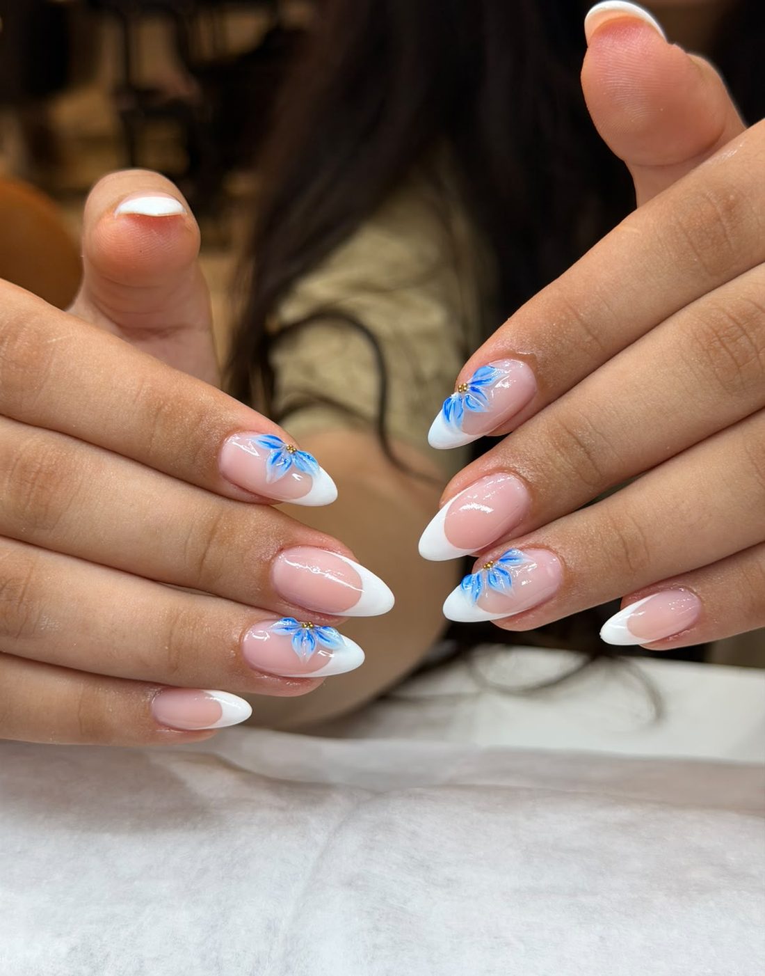 Nail art réalisé chez NORITA : french blanc et fleurs bleues