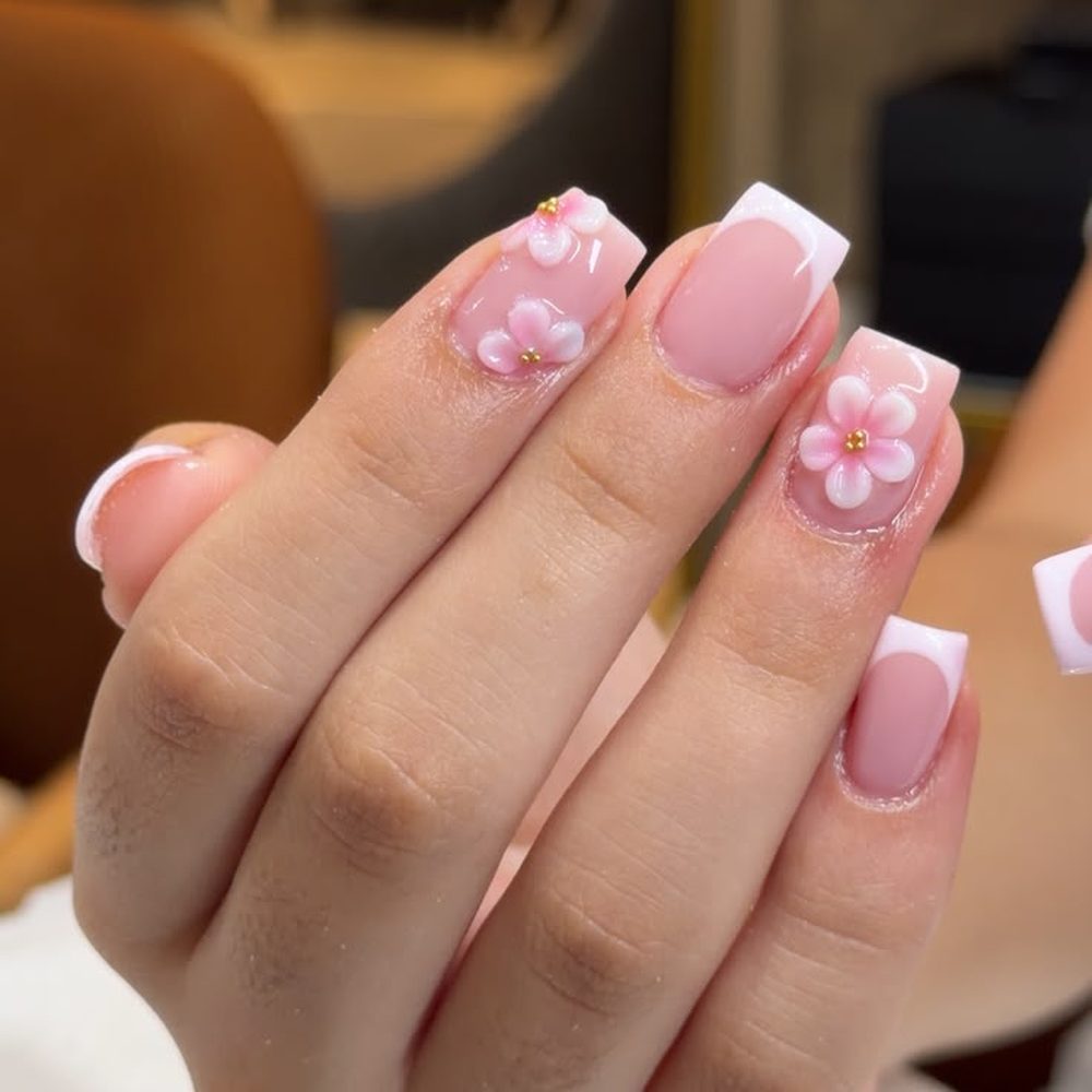 Ongles roses et fleurs en relief, réalisés chez NORITA